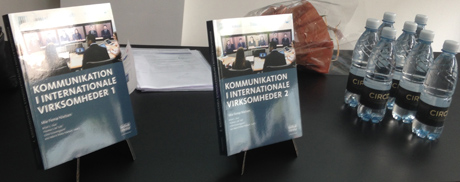 Books on display: Kommunikation i internationale virksomheder 1