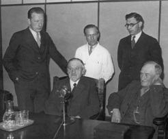 Optagelse af grammofonplade 1938. I forgrunden to langelandske bønder. I baggrunden prof. Poul Andersen og to radioteknikere fra Statsradiofonien